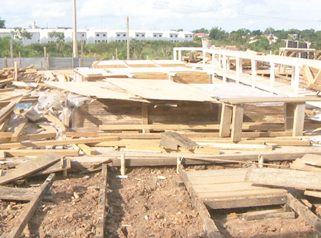 310516-cotidiano-casasdepredadas-tvgazeta