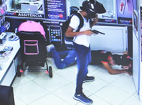 040616-policia-assaltoaloja-cedida