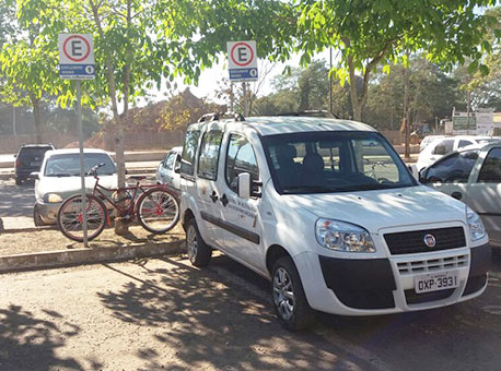 300616-cotidiano-carroestacionadoerrado-taianelima