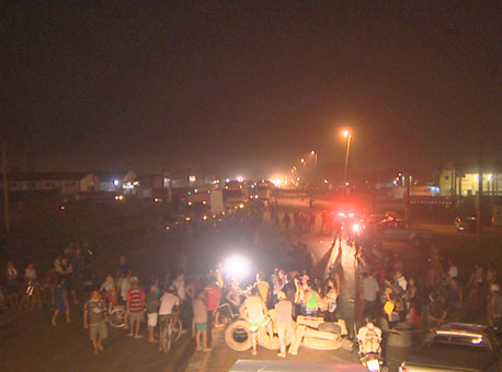 030816-cotidiano-protestobr364-tvgazeta