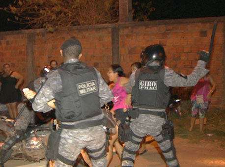 210816-policia-mulheresapanhandopolicia-tvgazeta