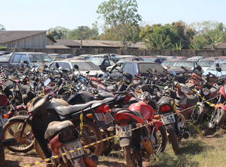 051016-cotidiano-carrosmotosleilao-pamelaalmeida