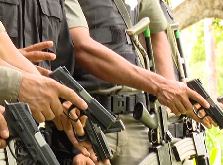 271016-policia-pistola-reproducao