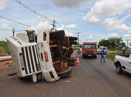 311016-cotidiano-carretatombada-cleristonamorim