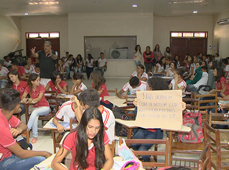 281116-cotidiano-protestolourivalpinho-tvgazeta