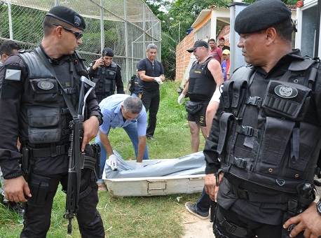 131216-policia-homemmorre-trocadetiros