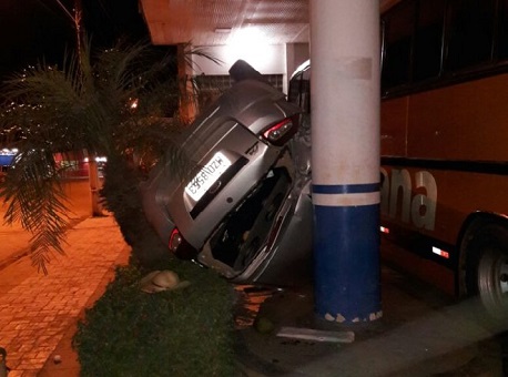 090117-policia-acidente-carro-onibus-fujao