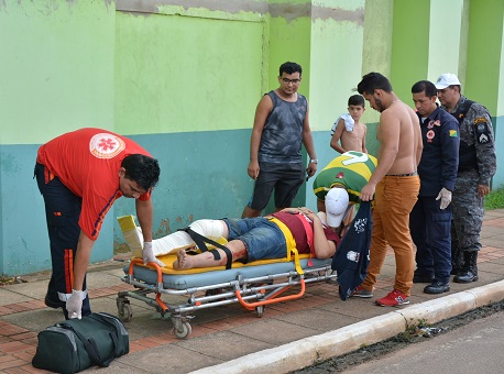 090117-policia-motoqueiro-bate-em-poste