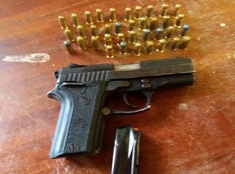 110117-policia-arma-foc