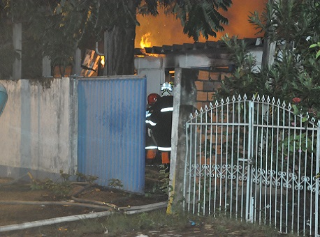 110117-policia-casa-incendiada