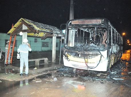 150217-policia-onibusqueimados-cleriston