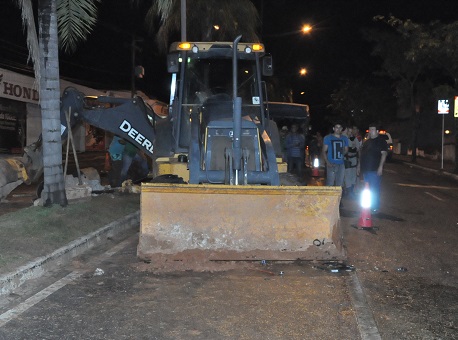 170317-policia-acidente-carro-bate-emtrator