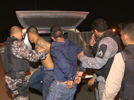040817-policia-capturados-capotamento
