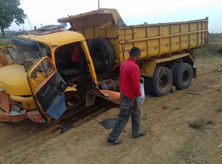110917-policia-acidente-carro-cacamba2