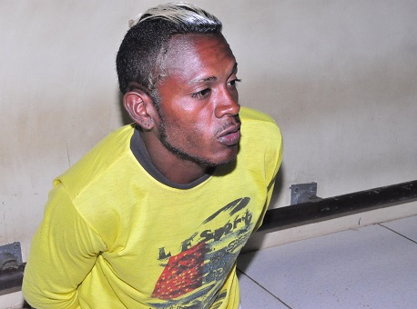 271017-policia-home-preso-moto-roubada