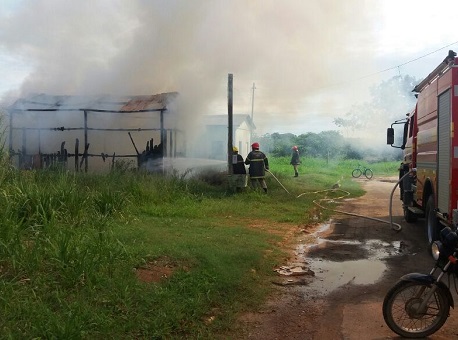 301017-policia-incendio-casa-brasileia