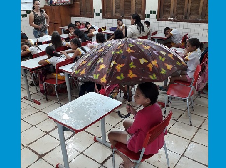 101117-cotidiano-chuva-dentro-de-sala-aula-