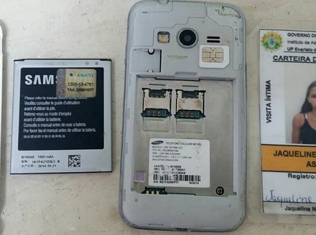 071217-policia-mulher-celular-presidio