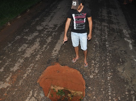 191217-cotidiano-buraco-no-meio-da-rua