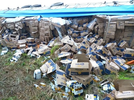 080218-policia-carreta-tomba-cervejas