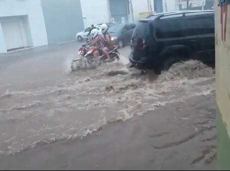 120318-cotidiano-chuva-ruas-alagadas