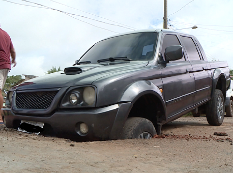 091219-carro-cai-em-buraco