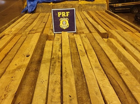 19-07-2020 Caminhão-com-madeira-ilegal-é-apreendido-na-BR-364