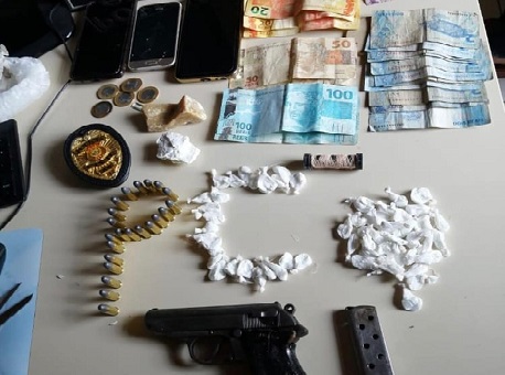 30-07-20-policia-civil-apreensao-armas-drogas-mulheres-brasileia