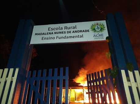 05082020-escola-incendiada