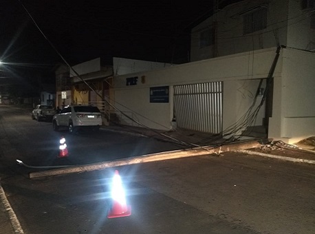 29-08-2020 carro-atinge-portão-prf