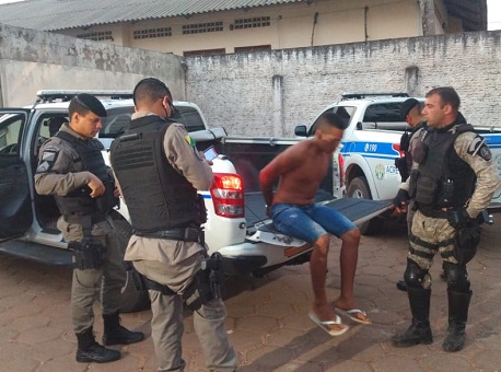 29-08-2020 homem-tenta-fugir-da-polícia-e-é-preso
