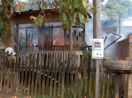 08-09-2020 incêndio-em-residencia-no-custodio-de-freire