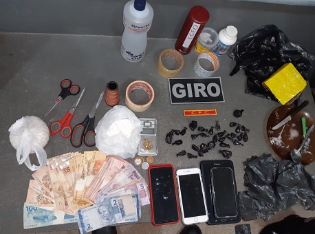 23-09-2020 com-apoio-de-caes-farejadores-pm-apreende-drogas-em-cruzeiro-do-sul