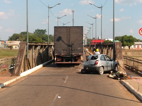 08-10-2020 Acidente-entre-um-caminhão-e-um-carro-causa-engarrafamento-no-Centro