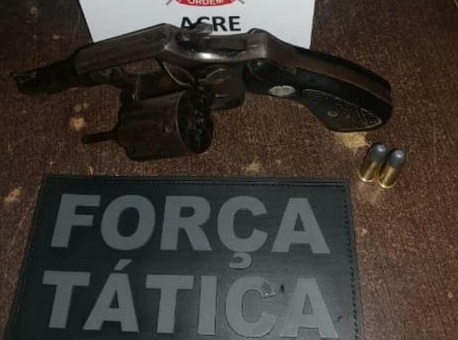 24-10-2020 policia-militar-apreende-arma-de-fogo-no-bairro-joõa-eduardo