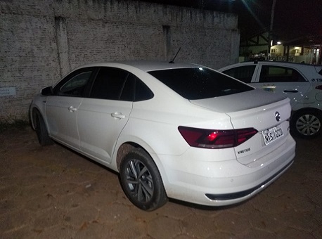 26-11-20-carro-roubado-mulher-presa-menor-apreendido