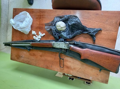 26-11-2020 policia-militar-prende-homem-com-arma-e-drogas-em-tarauaca