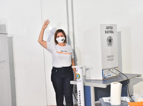 29-11-2020 socorro-neri-votando