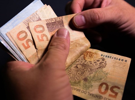 15-12-2020 governo-vai-aumentar-R-43-o-salário-minimo-em-2021