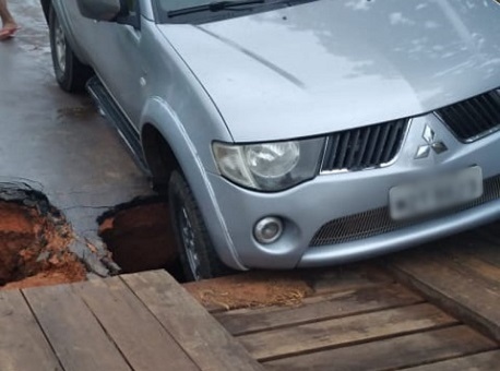 29-12-2020 Cabeceira-de-ponte-cedeu-nesta-manhã-e-carro-ficou-preso2