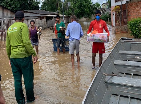 06-02-21-Bombeiros começam trabalhos para ajudar familias alagadas