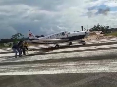 15-02-21-Avião atola em Tarauacá
