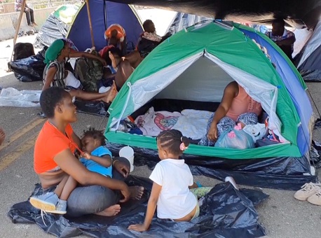 18-02-21-imigrantes interrompem ponte