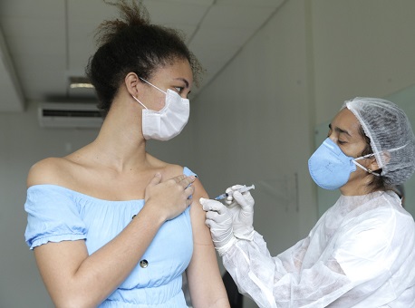 06-03-21 alunos-de-medicina-vacinando