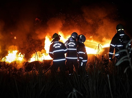 14-04-21 bombeiros-militares-apagam-incêndio-no-4-bis