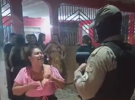 15-04-21 Mulher-viraliza-ao-cantar-para-policial-em-festa-clandestina-no-Acre