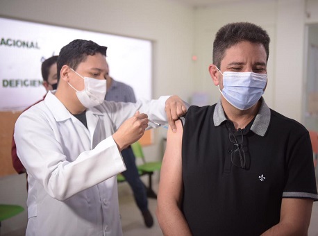 13-05-21 gladson-cameli-recebe-primeira-dose-de-vacina-contra-covid-19