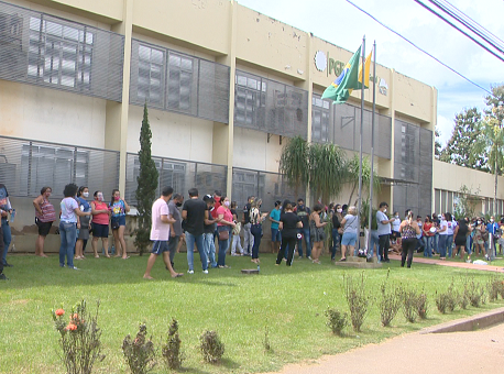 21-05-21 profissionais-da-educação-realizam-panelaço-em-frente-a-pge