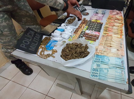22-05-21 policia-militar-apreende-3-mil-e-drogas-em-brasileia