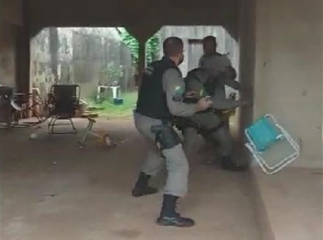 22-06-21-briga-policiais-homem